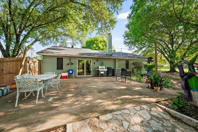 209 Live Oak Lane, Burleson, TX 76028