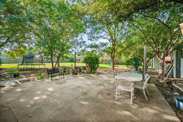 209 Live Oak Lane, Burleson, TX 76028