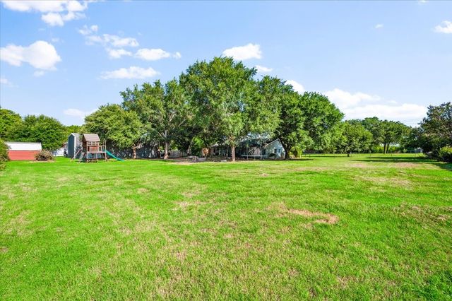 209 Live Oak Lane, Burleson, TX 76028