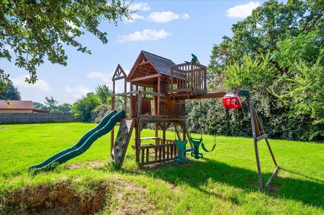 209 Live Oak Lane, Burleson, TX 76028