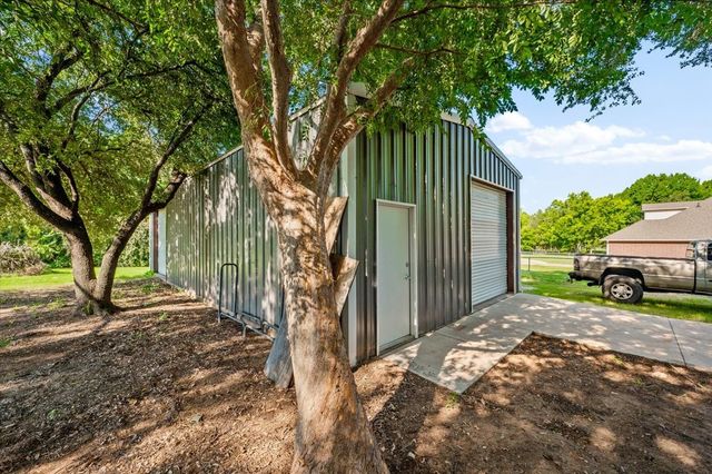 209 Live Oak Lane, Burleson, TX 76028