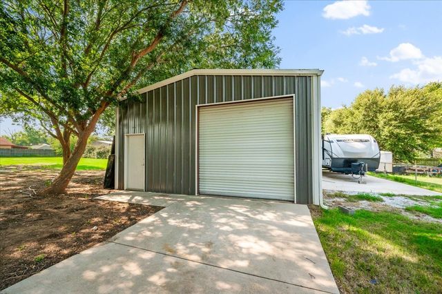 209 Live Oak Lane, Burleson, TX 76028