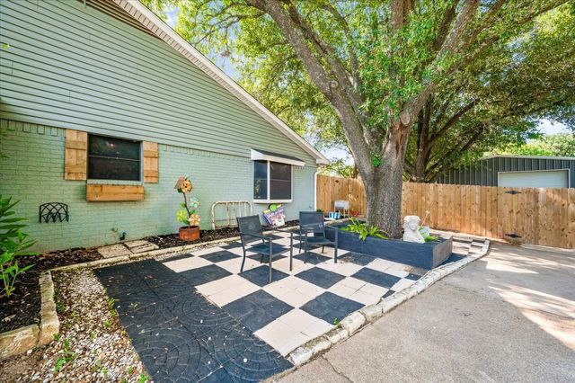 209 Live Oak Lane, Burleson, TX 76028