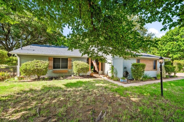 209 Live Oak Lane, Burleson, TX 76028