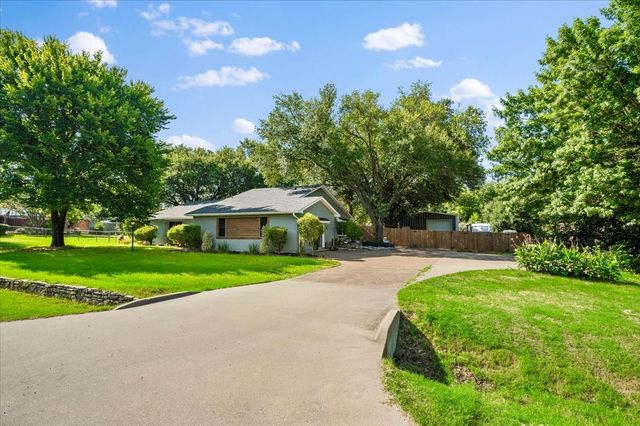 209 Live Oak Lane, Burleson, TX 76028