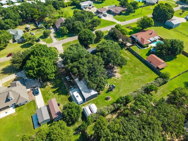209 Live Oak Lane, Burleson, TX 76028