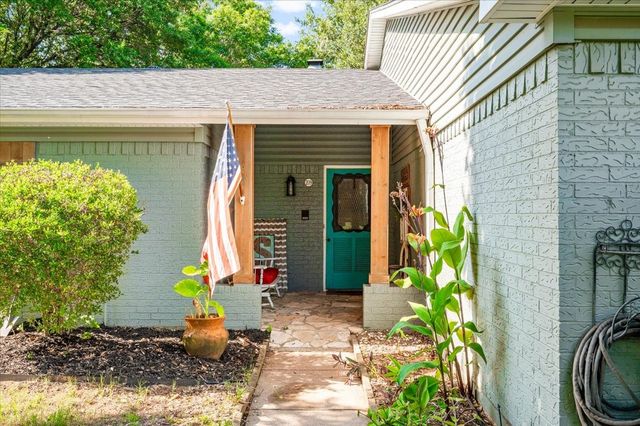 209 Live Oak Lane, Burleson, TX 76028