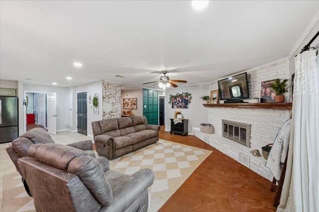 209 Live Oak Lane, Burleson, TX 76028