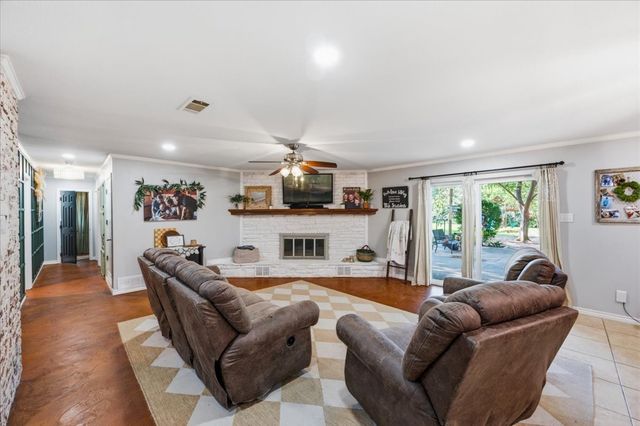 209 Live Oak Lane, Burleson, TX 76028
