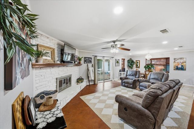 209 Live Oak Lane, Burleson, TX 76028