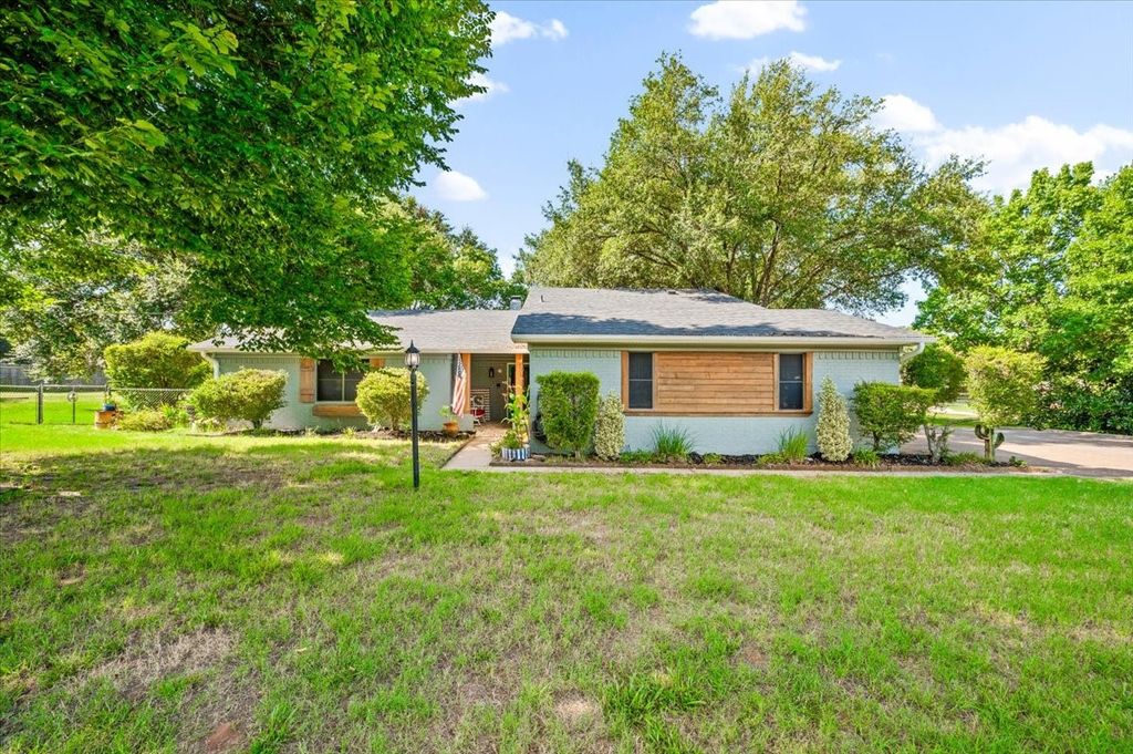209 Live Oak Lane, Burleson, TX 76028
