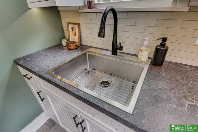915 S 38th Avenue, Omaha, NE 68105