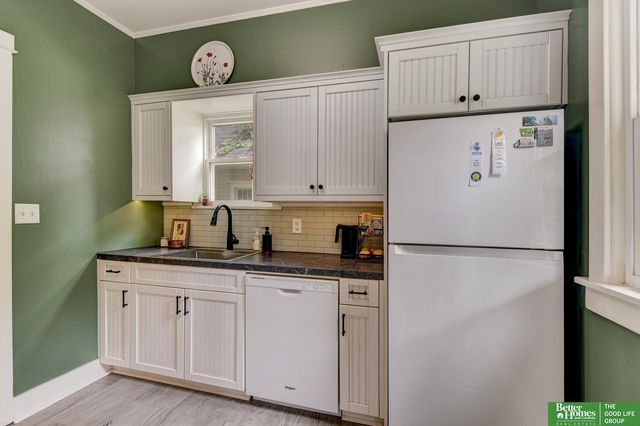 915 S 38th Avenue, Omaha, NE 68105