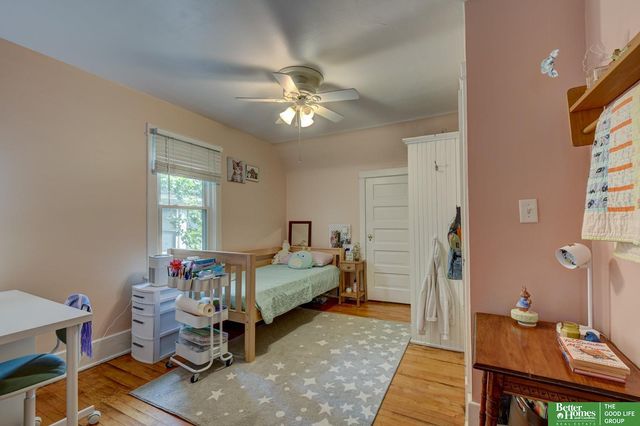 915 S 38th Avenue, Omaha, NE 68105