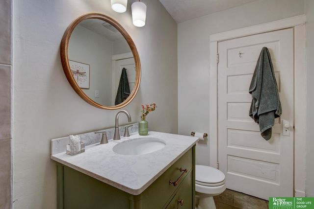 915 S 38th Avenue, Omaha, NE 68105