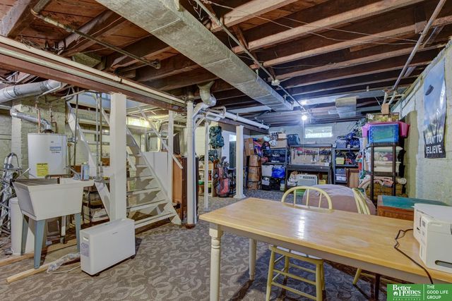 915 S 38th Avenue, Omaha, NE 68105