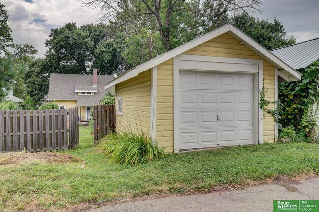 915 S 38th Avenue, Omaha, NE 68105