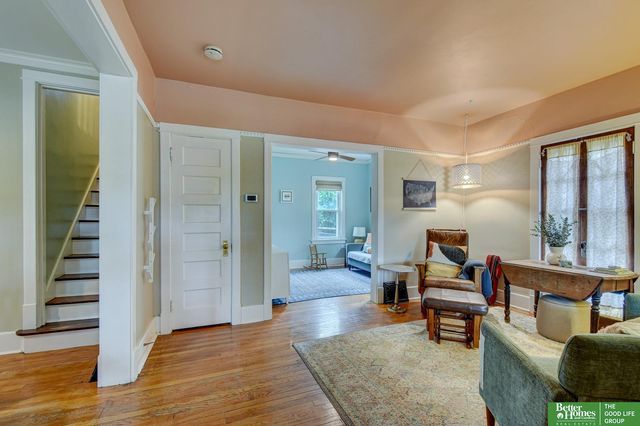 915 S 38th Avenue, Omaha, NE 68105