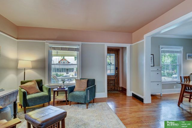 915 S 38th Avenue, Omaha, NE 68105