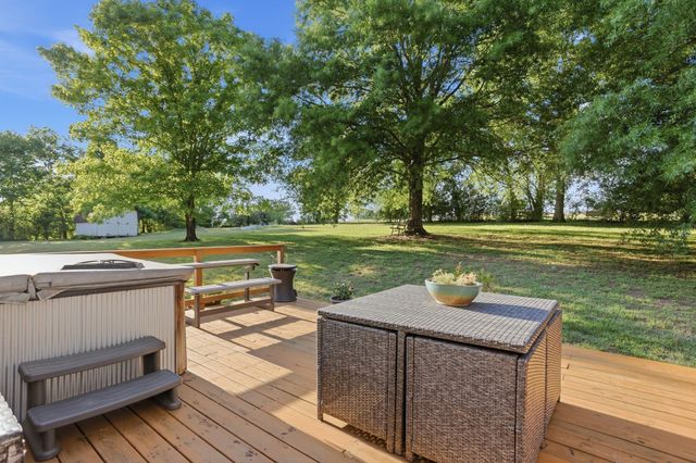 1038 S Cross Bridges Rd, Mount Pleasant, TN 38474