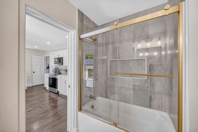 4323 Hickman Road, Des Moines, IA 50310