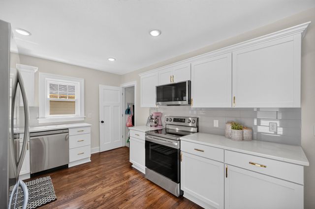 4323 Hickman Road, Des Moines, IA 50310