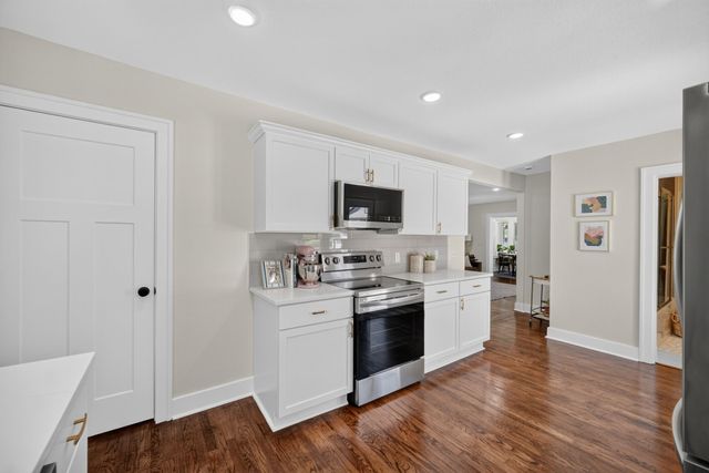 4323 Hickman Road, Des Moines, IA 50310