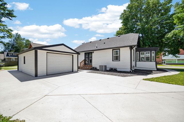 4323 Hickman Road, Des Moines, IA 50310