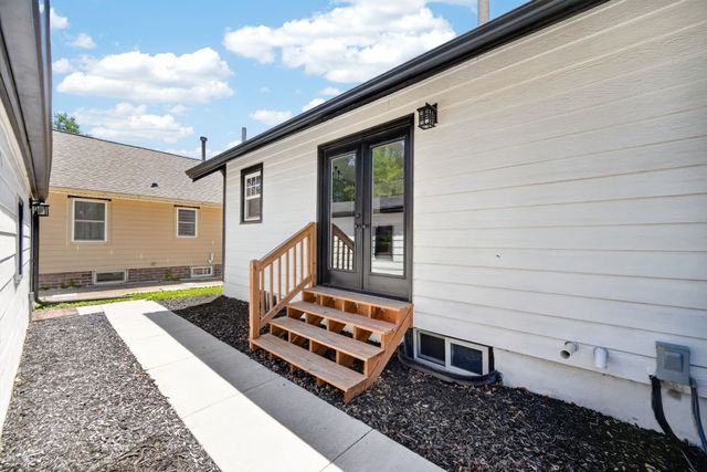 4323 Hickman Road, Des Moines, IA 50310