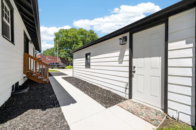 4323 Hickman Road, Des Moines, IA 50310