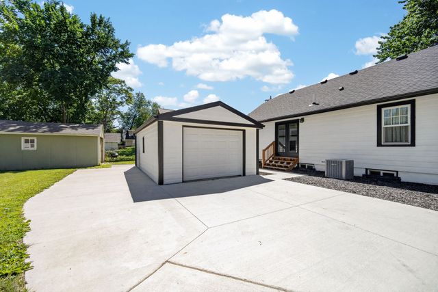 4323 Hickman Road, Des Moines, IA 50310