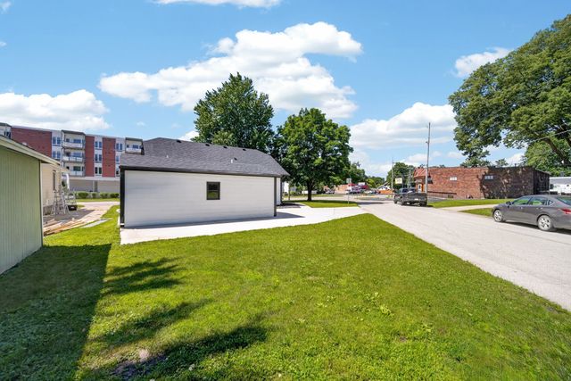 4323 Hickman Road, Des Moines, IA 50310
