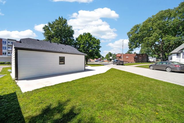 4323 Hickman Road, Des Moines, IA 50310
