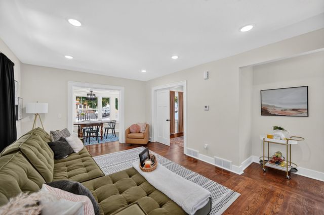 4323 Hickman Road, Des Moines, IA 50310