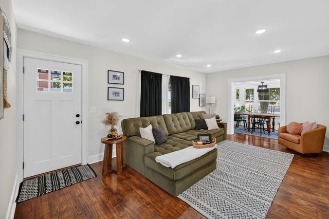 4323 Hickman Road, Des Moines, IA 50310