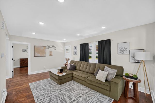 4323 Hickman Road, Des Moines, IA 50310