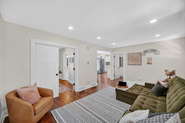 4323 Hickman Road, Des Moines, IA 50310