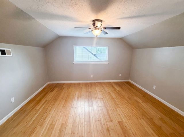5116 E Bayou Drive, Dickinson, TX 77539