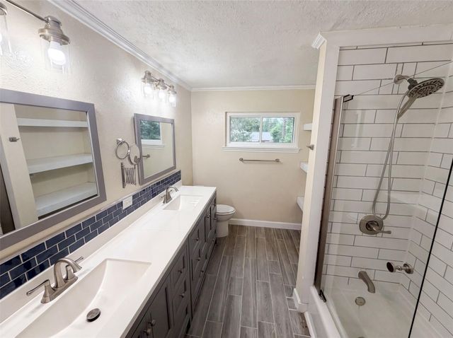 5116 E Bayou Drive, Dickinson, TX 77539
