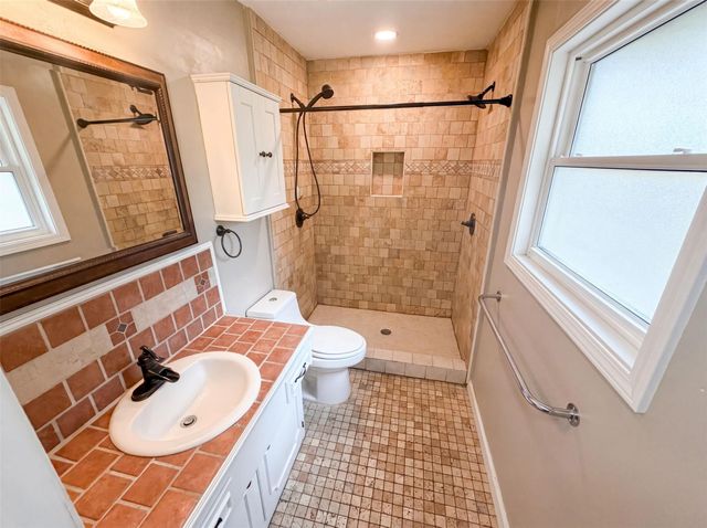 5116 E Bayou Drive, Dickinson, TX 77539