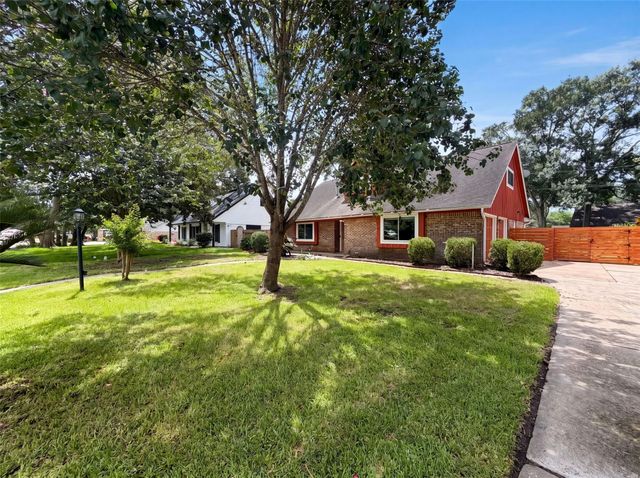 5116 E Bayou Drive, Dickinson, TX 77539