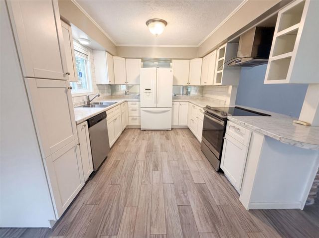 5116 E Bayou Drive, Dickinson, TX 77539