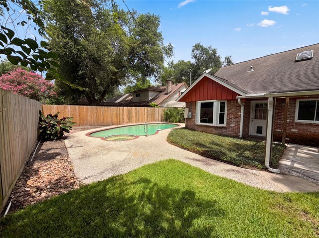 5116 E Bayou Drive, Dickinson, TX 77539