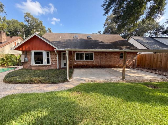 5116 E Bayou Drive, Dickinson, TX 77539