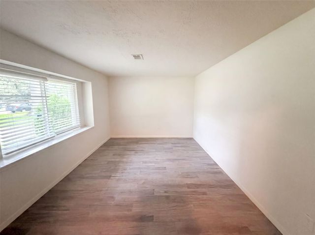 5116 E Bayou Drive, Dickinson, TX 77539