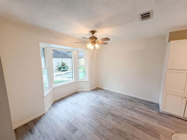 5116 E Bayou Drive, Dickinson, TX 77539