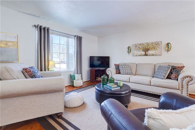 285 N Creek Xing, Greece, NY 14612