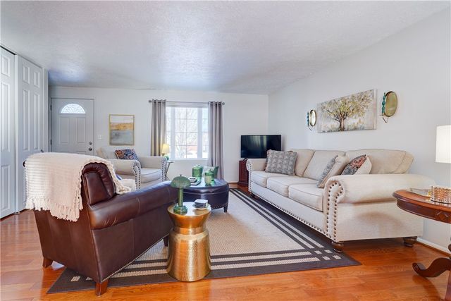 285 N Creek Xing, Greece, NY 14612