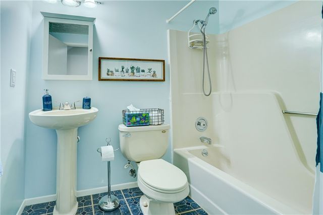 285 N Creek Xing, Greece, NY 14612