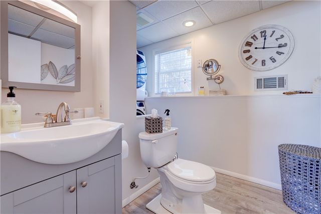 285 N Creek Xing, Greece, NY 14612